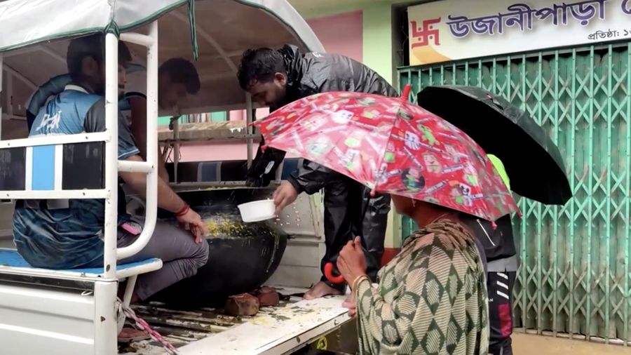 Sedikitnya 51 orang dilaporkan tewas akibat banjir dan tanah longsor nan melanda wilayah tenggara Bangladesh setelah hujan monsun deras mengguyur area tersebut selama beberapa hari.