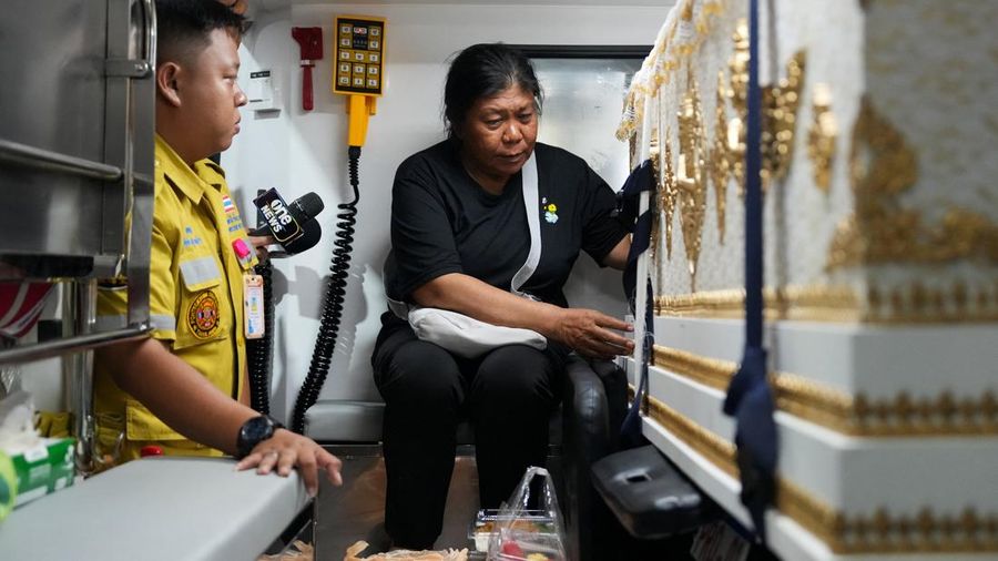 Seorang personil family bersungkawa saat menerima jenazah korban di bilik mayit Rumah Sakit Polisi, menyusul kebakaran mematikan di sebuah pub di Bangkok, Thailand, 13 Juli 2026.