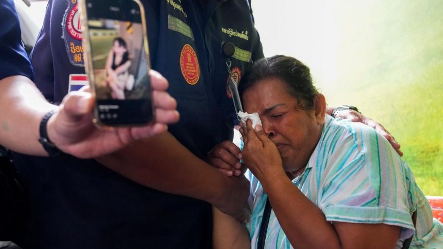 Seorang personil family bereaksi saat menerima jenazah korban di bilik mayit Rumah Sakit Polisi, setelah kebakaran mematikan di sebuah pub di Bangkok, Thailand, 13 Juli 2026.