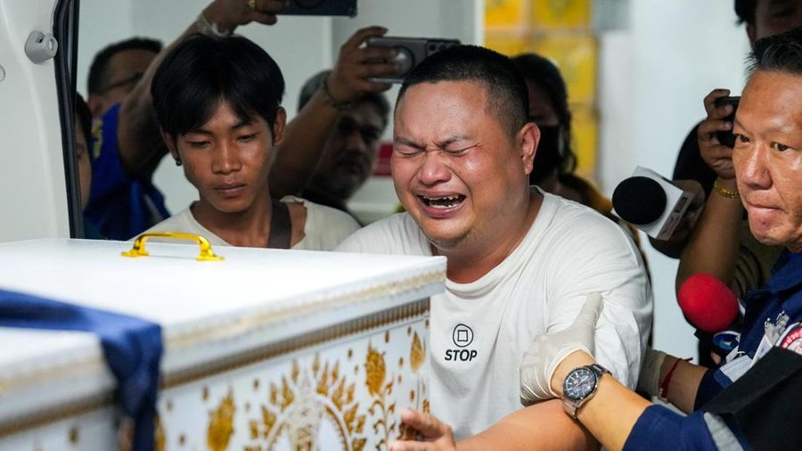 Seorang personil family bereaksi saat menerima jenazah korban di bilik mayit Rumah Sakit Polisi, setelah kebakaran mematikan di sebuah pub di Bangkok, Thailand, 13 Juli 2026. (REUTERS/Arnun Chonmahatrakool)