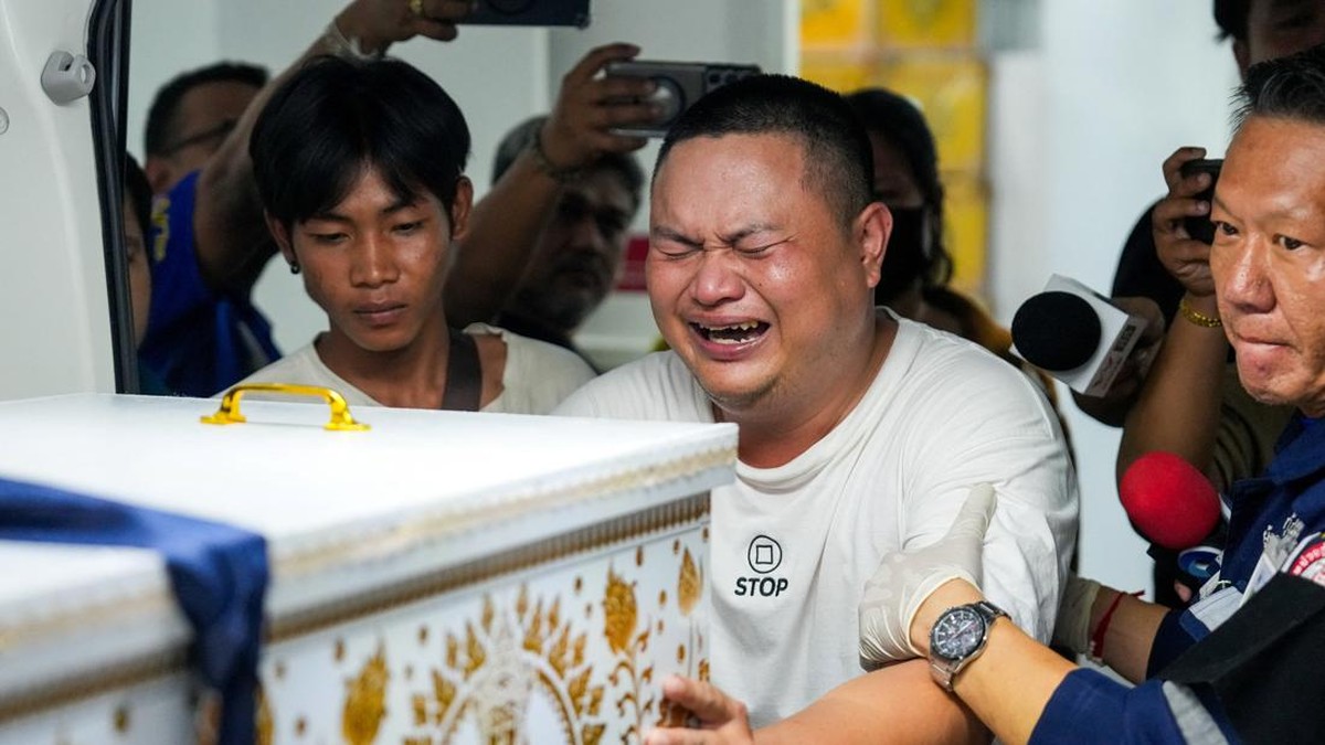 Potret Pilu Keluarga Korban Kebakaran Bar Bangkok Tewaskan 27 Orang