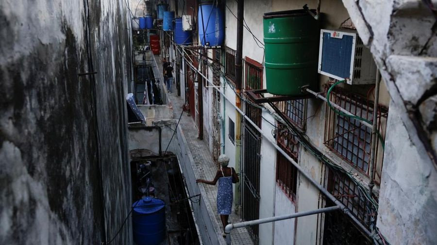 Seorang wanita nan tinggal di sebuah gedung apartemen, nan dikenal di Kuba sebagai