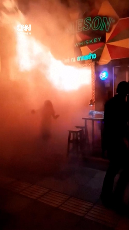 Sebanyak 27 orang tewas dalam kebakaran besar di sebuah bar di Bangkok, Thailand pada Minggu (12/7).