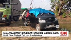 Kecelakaan maut menimpa rombongan pengantar pengantin di Kabupaten Indramayu, Jawa Barat. Sebuah mobil pikap yang membawa rombongan ditabrak truk saat hendak putar balik, mengakibatkan 11 orang meninggal dunia. Sementara itu, kecelakaan juga terjadi