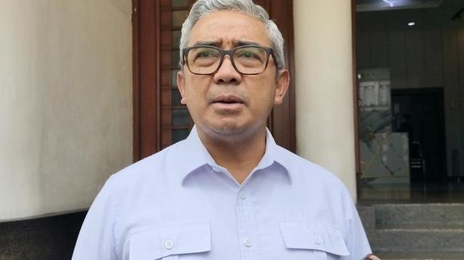 Akhir pekan lalu Walkot Bandung kesehatannya sempat menurun sehingga dibawa pakai ambulans dari balai kota ke rumah sakit. Kini dia kembali berkantor.