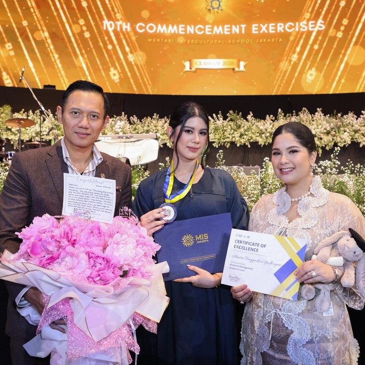<p>Putri pertama Annisa Pohan dan Agus Harimurti Yudhoyono (AHY), Almira Tunggadewi Yudhoyono, diketahui pernah mendapat penghargaan dalam Olimpiade Sains dan Matematika Internasional di Jepang. Pada tahun 2024, Perempuan yang akrab disapa Aira ini juga ikut serta dalam Model United Nations (MUN). Belum lama ini, Aira lulus SMA dan menerima penghargaan Outstanding Academic Distinction Award, dan Certificate of Excellence in Business Management. Tak hanya itu, ia juga lolos seleksi masuk Universitas Indonesia (UI) melalui jalur Talent Scouting. Aira berhasil lulus di Program Studi Manajemen Double/Joint Degree Kelas Khusus International, Fakultas Ekonomi dan Bisnis (FEB). (Foto: Instagram @agusyudhoyono)</p>