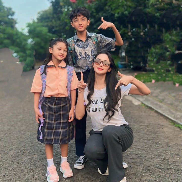 <p>Hari pertama anak masuk sekolah menjadi momen yang penuh haru bagi orang tua. Artis Faby Marcelia menjadi salah satu artis yang ikut merasakan momen tak terlupakan ini. Anak pertamanya, Gallardo Igneel Magnelo Narya, resmi mengenakan seragam SMP. Sedangkan, anak keduanya, Grandine Benedita Fiorano Narya, memulai hari pertama sekolah sebagai anak SD. "Hari pertama masuk sekolah. Cimotku udah jadi anak sd. Cimitku sudah jadi anak SMP," tulisnya di Instagram. (Foto: Instagram @fabymarcelia)</p>