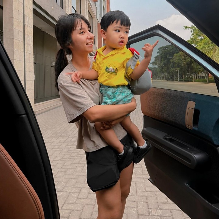 <p>Pasangan Clairine Clay dan Joshua Suherman turut mengantar anak semata wayang mereka, Elio, masuk sekolah di hari pertama. Keduanya membagikan potret Elio sebelum masuk sekolah dan isi chat dengan guru. Elio ternyata sempat menangis lantaran orang tuanya tidak bisa menemani sampai ke kelas. "Elio udah <em>official</em> jadi murid N1. Ga <em>expect</em> bakal alamin obrolan kayak gini, mama papa selalu bangga sama lio!<em> we love you so much</em> lioooo," tulis Clairine Clay. (Foto: Instagram @clairineclay)</p>