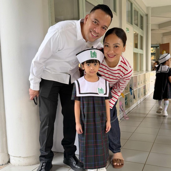 <p>Kedua anak Nola B3 juga memulai hari pertama sekolah di tahun ajaran 2026/2027. Anak ketiga mereka, Neona, bakal menjalani hari-hari terakhir di SMA. Sementara anak bungsunya, Nakeya, memulai hari pertama sekolah sebagai murid TK. Nola dan suaminya Baldy terlihat mengantar kedua putrinya ini ke sekolah. "Pagi ini rasanya <em>time travel</em>. Anak no 4 @nakeya_ayu baru mulai petualangan barunya di TK. Anak no 3 @ney_neo udah di <em>last chapter</em> sebelum lulus SMA. Campur aduk rasanya jadi orang tua hari ini," ungkap Nola. (Foto: Instagram @riafinola)</p>