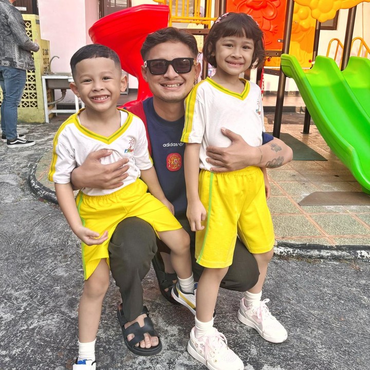 <p>Aktris dan model Bunga Jelitha dan suaminya Syamsir Alam turut mengantar kedua anak mereka di hari pertama sekolah. Melalui unggahan di Instagram, Syamsir Alam membagikan potretnya saat mengantar kedua anaknya, Akleema Regalo Zulaikha dan Ansel Regalo Zaynkha. (Foto: Instagram @syamsir11alam)</p>