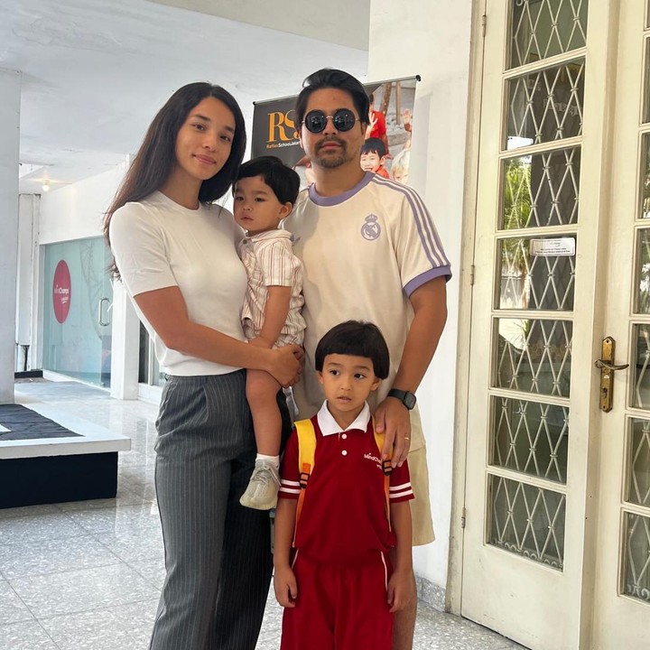 <p>Figur publik Erick Iskandar dan istrinya Vanessa Lima akhirnya merasakan pengalaman tak terlupakan saat mengantar anak sekolah di hari pertama tahun ajaran baru. Anak pertama mereka, Aizen de Araujo Iskandar, baru saja memulai pendidikan di jenjang TK. Vanessa secara khusus menuliskan perasaannya yang bangga dengan sang putra. "Kami bangga padanya, semoga dia bisa merasakannya! Masa sekolah selalu penuh dengan berbagai emosi. Tapi aku punya firasat tahun ajaran baru ini akan menjadi tahun yang baik! Semangat, Aizen! Semangat," tulis Vanessa di Instagram. (Foto: Instagram @vanessaaiskandar)</p>