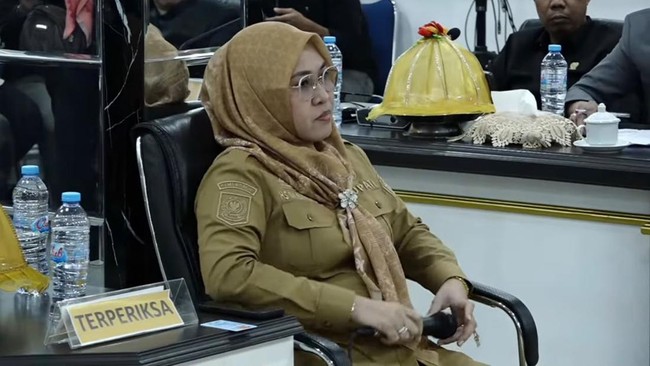 Bupati Gowa, Sitti Husniah Talenrang meninggalkan ruangan saat pemeriksaan dirinya sebagai terperiksa pansus hak angket DPRD.