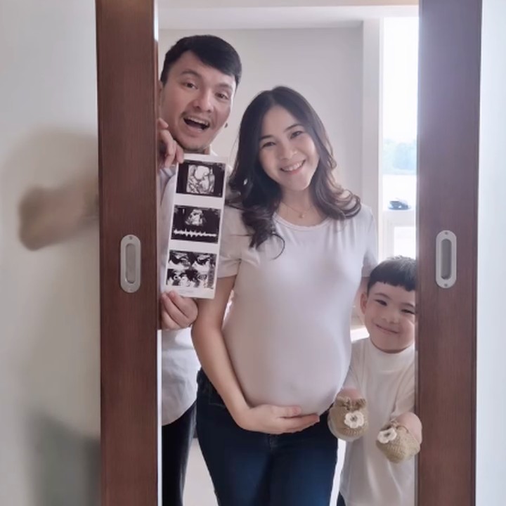 <p>Jelang persalinan, Christy sudah menyiapkan segala perlengkapan untuk bayi perempuannya. Perempuan 35 tahun ini sudah membeli baju bayi hingga perlengkapan untuk menyusui. Christy juga melibatkan putranya untuk memilih barang-barang perlengkapan bayi. (Foto: Instagram @princesskici)</p>