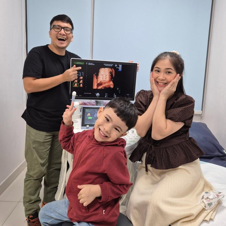 <p>Pada Maret lalu, Christy dan suami mengumumkan jenis kelamin anak kedua mereka ke publik. Pasangan ini bakal dikaruniai seorang bayi perempuan. "Seorang gadis kecil dengan mimpi besar akan segera hadir. Kami sangat senang melihatmu, sayangku, boru Regar nya @realradhiant," tulis Christy dalam unggahan <em>gender reveal</em> anak keduanya. (Foto: Instagram @princesskici)</p>
