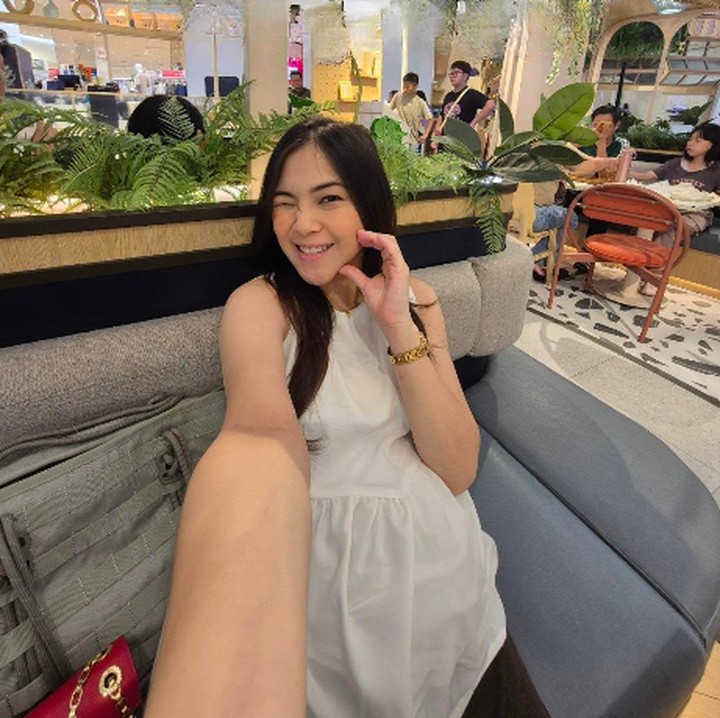 <p>Melalui unggahan di Instagram, Christy kerap membuat konten yang menceritakan perjalanan kehamilan keduanya. Menjelang hari persalinan, Christy mulai rutin cek ke dokter, yakni dua minggu sekali. Ia juga mengaku sudah mulai mengalami kontraksi palsu. "Bumil mulai susah tidur. Laper dan begah bersamaan. Kaki mulai keram2. Pinggang pegel <em>nonstop</em> &amp; kontraksi palsu," ungkapnya. (Foto: Instagram @princesskici)</p>