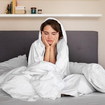 3 Kebiasaan Pagi yang Sering Dimiliki Orang yang Diam-Diam Nggak Bahagia