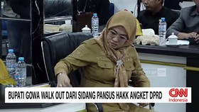 Bupati Gowa, Sitti Husniah Talenrang meninggalkan ruangan sidang hak angket DPRD Kabupaten Gowa, Sulawesi Selatan (Sulsel) pada saat sidang dirinya sebagai terperiksa masih berlangsung, Selasa (14/7).