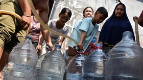 Sejumlah warga mengantre untuk mengisi air saat distribusi air bersih di wilayah yang terdampak kekeringan di Kampung Karacak RT 01/08, Desa Rancabungur, Kabupaten Bogor, Jawa Barat, Sabtu (11/7/2026). Badan Penanggulangan Bencana Daerah (BPBD) Jawa