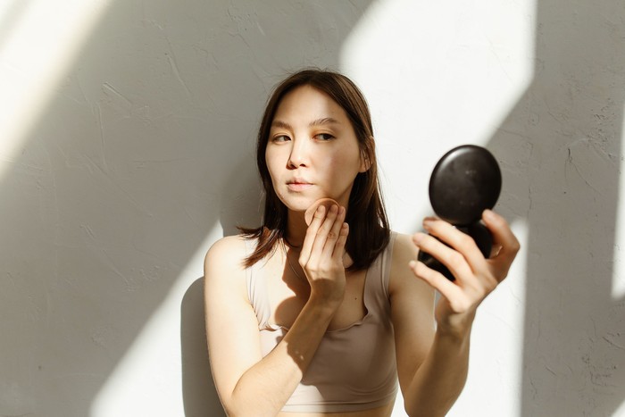 Perempuan yang menyukai makeup natural termasuk orang yang efisien dan suka hal-hal praktis