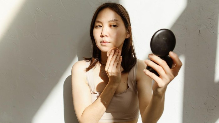 Perempuan yang menyukai makeup natural termasuk orang yang efisien dan suka hal-hal praktis