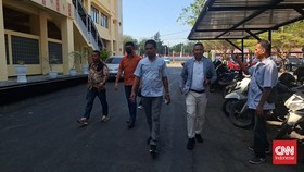 Empat orang terduga yang terdiri dari tiga anggota DPRD Timor Tengah Utara yang diduga melalukan intimidasi terhadap Dokter Eliza Princila Pakaenoni atau Dokter Icha Selasa (14/7) menjalani pemeriksaan di Polda NTT. Keempat terduga dimaksud tiga angg