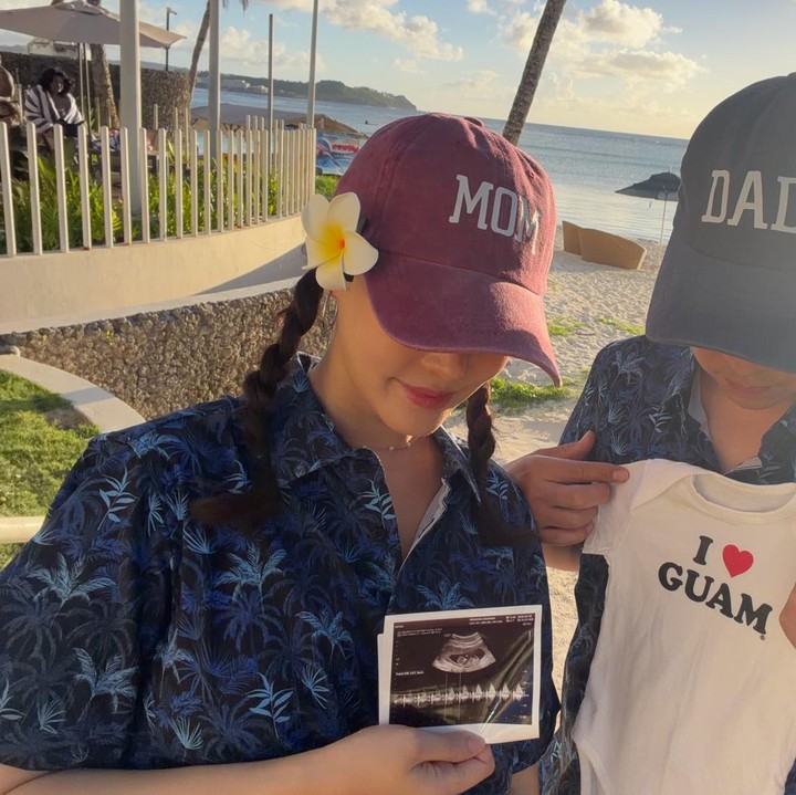 <p>Go Woo Ri dan suami juga melakukan <em>babymoon</em> ke pula Guam di Amerika Serikat. Selama babymoon, Go Woo Ri melakukan berbagai kegiatan, mulai dari membaca buku, bersantai di kolam renang sampai makan di restoran Jepang. Adapun suami Go Woori adalah seorang pengusaha non-selebritas yang berusia lima tahun lebih tua darinya. Mereka menikah pada 3 Oktober 2022. Identitas pribadi atau nama asli suaminya tidak dipublikasikan secara luas. (Foto: @rainbowoori)</p>