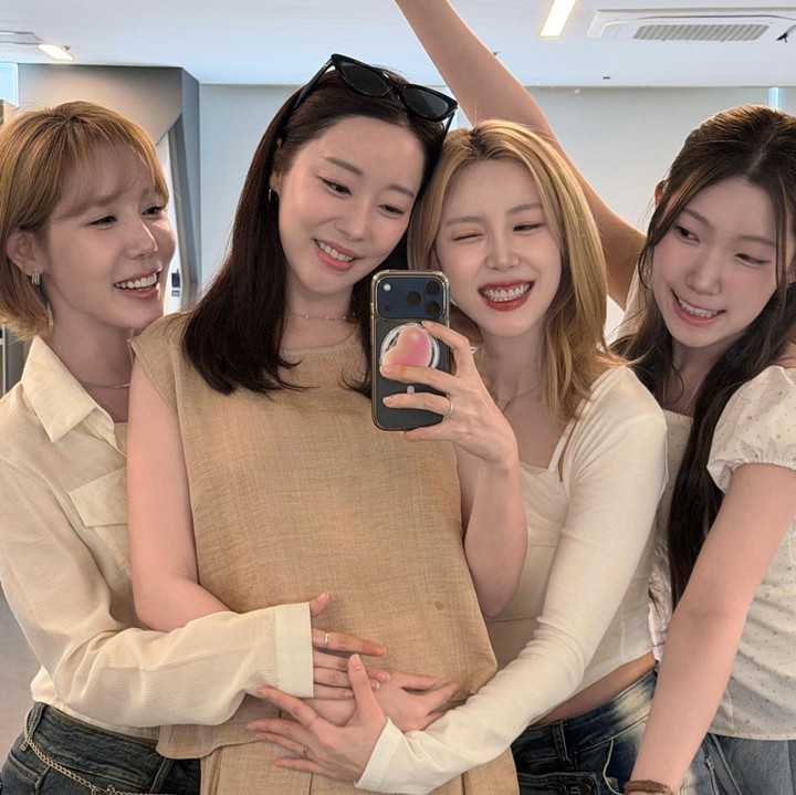 <p>Go Woo Ri juga kerap membagikan momen kehamilannya bersama para member Rainbow.&nbsp;Grup K-pop Rainbow aktif&nbsp;selama 2009 hingga 2016 di bawah naungan DSP Media. Mereka kembali berkumpul pada&nbsp; 2019 untuk merayakan hari jadi yang ke-10 dengan merilis mini album spesial Rainbow. Ia bahkan menyebut mengikuti <em>Ice Cream Challenge</em> bersama teman-temannya Kim Jae Kyung, Go Woo Ri, Cho Hyun Young, Kim Ji Sook, No Eul, Oh Seung Ah,&nbsp;dan&nbsp;Jung Yoon Hye&nbsp;bersama Si Kecil di perutnya. (Foto: @rainbowoori)</p>