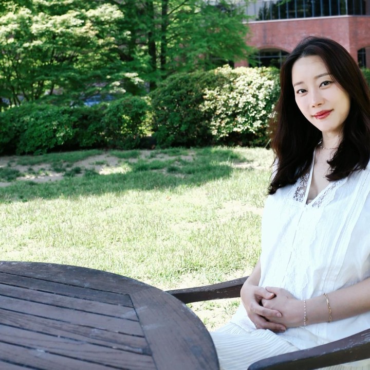 <p>Go Woo Ri member girl group asal Korea Selatan Rainbow mengumumkan kabar kehamilan anak pertamanya ke publik pada April. Ia mengunggah hasil USG dan tiga tespack garis tiga yang menunjukkan dirinya tengah hamil. (Foto: @rainbowoori)</p>