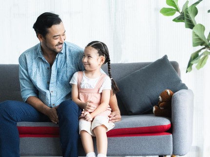 Ayah Sering Bercanda Receh? Ternyata Dad Jokes Punya Manfaat untuk Tumbuh Kembang Anak