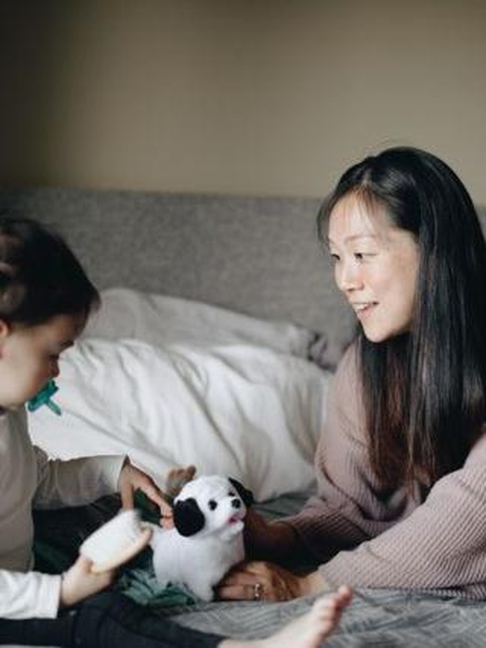 Kepercayaan diri bisa muncul ketika anak merasakan kasih sayang tanpa syarat. Ucapkanlah kata positif yang menunjukkan orang tua menyayanginya meski ia mungkin kalah atau tidak mampu melakukan sesuatu.