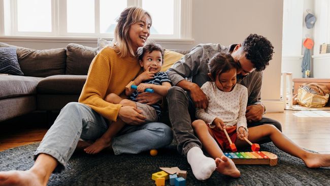 Orang tua dengan kecerdasan emosional tinggi memiliki gaya parenting berbeda. Anak pun jadi lebih siap menghadapi tantangan di masa depan.