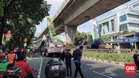 Proses evakuasi truk bermuatan alat berat yang menabrak jembatan penyeberangan orang (JPO) di Jalan Kapten Tendean, Jakarta, Selasa (14/7).