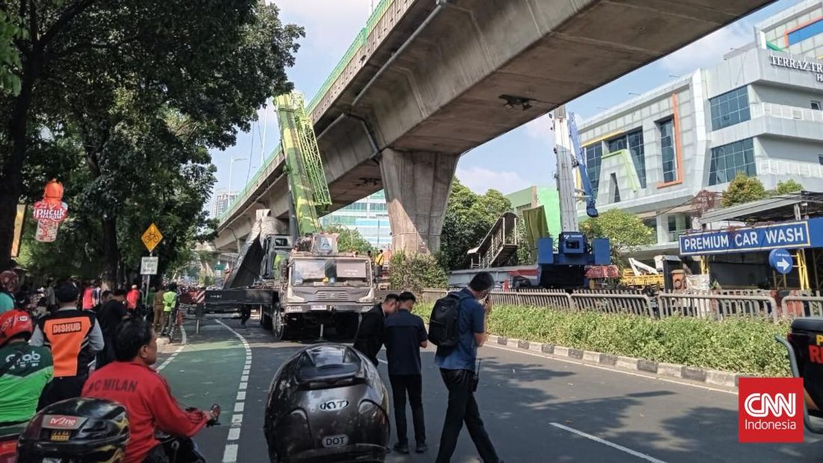 Kacau di Jalan Kapten Tendean: Transjakarta Ganti Rute Akibat JPO Ambruk, Ribetnya Penumpang Makin Parah!