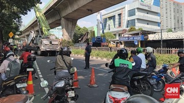 Jalan Tendean Ditutup Imbas Pembongkaran JPO, Kemacetan Mengular