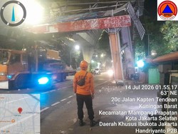 Dugaan Awal Truk Tersangkut JPO di Tendean Jaksel: Sopir Main HP Saat Nyetir