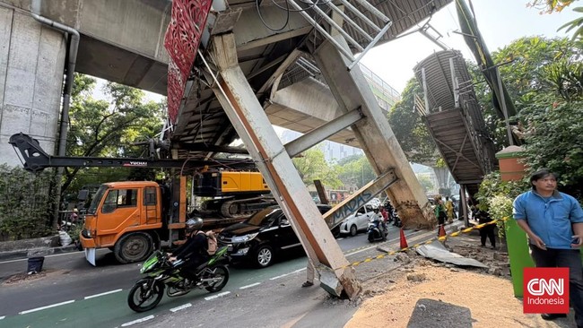 Sebuah truk pengangkut crane menabrak Jembatan Penyeberangan Orang (JPO) di Jalan Kapten P Tendean, Mampang Prapatan, Jakarta Selatan, Selasa (14/7) sekitar pukul 01.28 WIB.