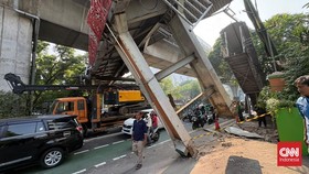 Sebuah truk pengangkut crane menabrak Jembatan Penyeberangan Orang (JPO) di Jalan Kapten P Tendean, Mampang Prapatan, Jakarta Selatan, Selasa (14/7) sekitar pukul 01.28 WIB.