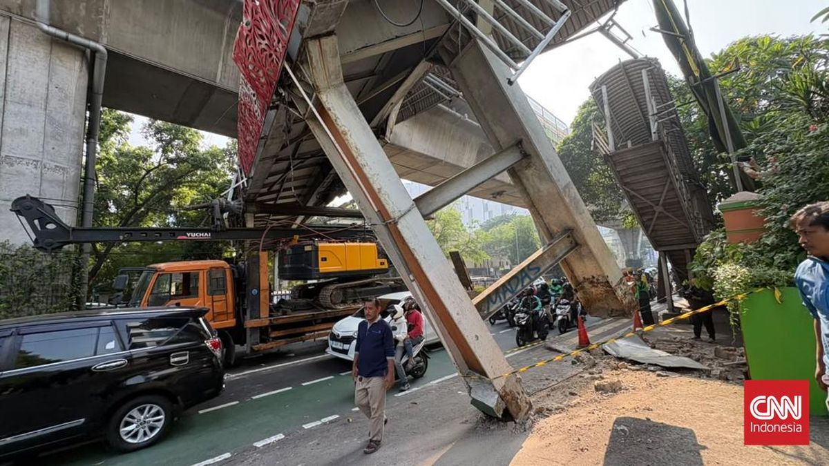 Truk Angkut Crane Nyangkut di JPO Tendean Diduga Akibat Sopir main HP