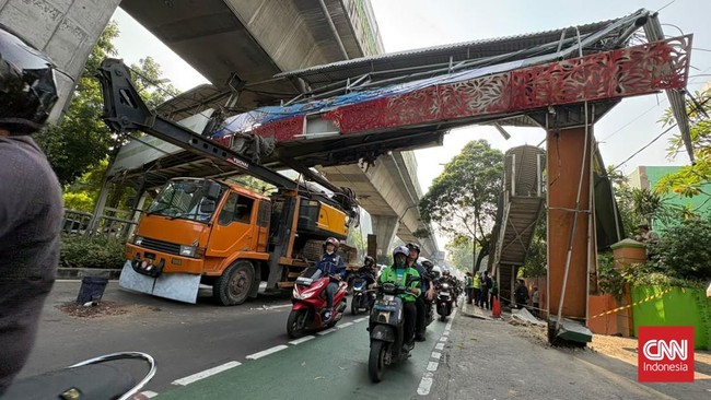 Sebuah truk pengangkut crane menabrak Jembatan Penyeberangan Orang (JPO) di Jalan Kapten P Tendean, Mampang Prapatan, Jakarta Selatan, Selasa (14/7) sekitar pukul 01.28 WIB.