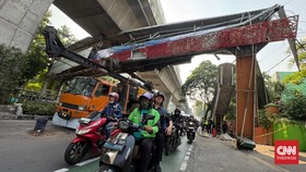 Sebuah truk pengangkut crane menabrak Jembatan Penyeberangan Orang (JPO) di Jalan Kapten P Tendean, Mampang Prapatan, Jakarta Selatan, Selasa (14/7) sekitar pukul 01.28 WIB.