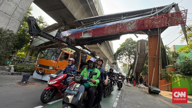 Sebuah truk pengangkut crane menabrak Jembatan Penyeberangan Orang (JPO) di Jalan Kapten P Tendean, Mampang Prapatan, Jakarta Selatan, Selasa (14/7) sekitar pukul 01.28 WIB.