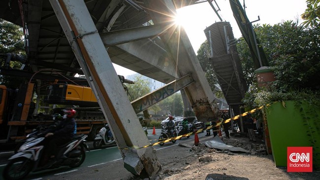 JPO Tendean Nyaris Roboh Ditabrak Truk Angkut Alat Berat