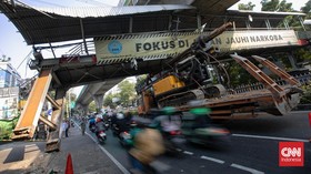 JPO Tendean Nyaris Roboh Ditabrak Truk Angkut Alat Berat