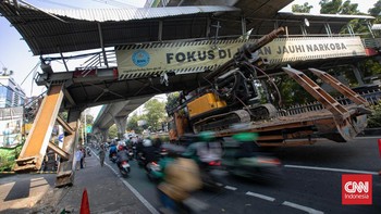 JPO Tendean Nyaris Roboh Ditabrak Truk Angkut Alat Berat
