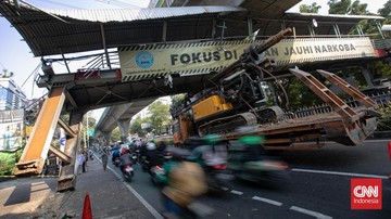 FOTO: Penampakan JPO Tendean Nyaris Roboh Ditabrak Truk Alat Berat