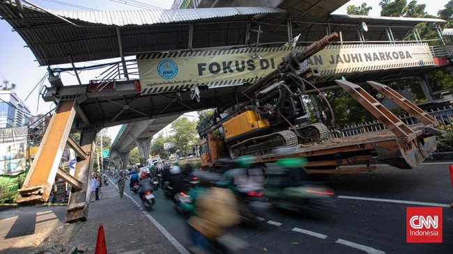 JPO Tendean Nyaris Roboh Ditabrak Truk Angkut Alat Berat