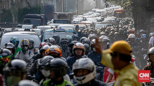 JPO Tendean Nyaris Roboh Ditabrak Truk Angkut Alat Berat