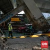 Kondisi jembatan penyeberangan orang di Jalan Kapten Tendean, Jakarta, nyaris roboh setelah tertabrak truk bermuatan alat berat, Selasa (14/7).