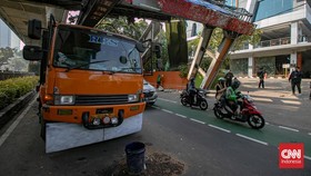 Truk pengangkut alat berat yang tersangkut di JPO Kapten Tendean, Jakarta berhasil dievakuasi. Evakuasi berjalan lebih dari 12 jam.