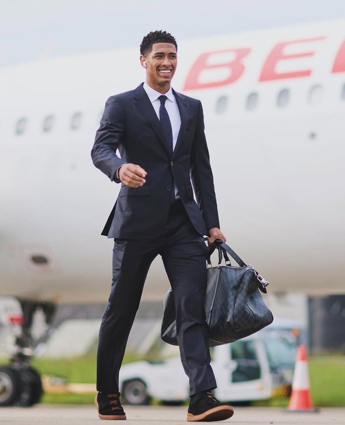 Tas traveling ukuran besar jadi barang esensial seorang jetsetter. Begitu pula dengan Jude Bellingham yang sering didapati membawa tas Louis Vuitton model Keepall Bandouli&egrave;re Monogram. Pada foto, ia membawa versi Eclipse berwarna hitam, Beauties./ Foto: instagram.com/judebellingham